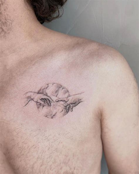 tatuajes pequeos en el pecho hombre|30 ideas de TATUAJES EN EL PECHO de hombre/mujer。